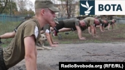 Rekrutë ukrainas duke stërvitur në Mariupol, Ukrainë. (Fotografi nga arkivi).
