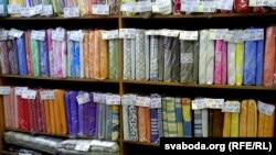Прадукцыя аршанскага льнокамбінату ў крамах гораду. Пакупнікоў няма і тут