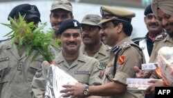 Indian Border Security Force and Pakistani Ranger officers meeting on the border. (file photo)