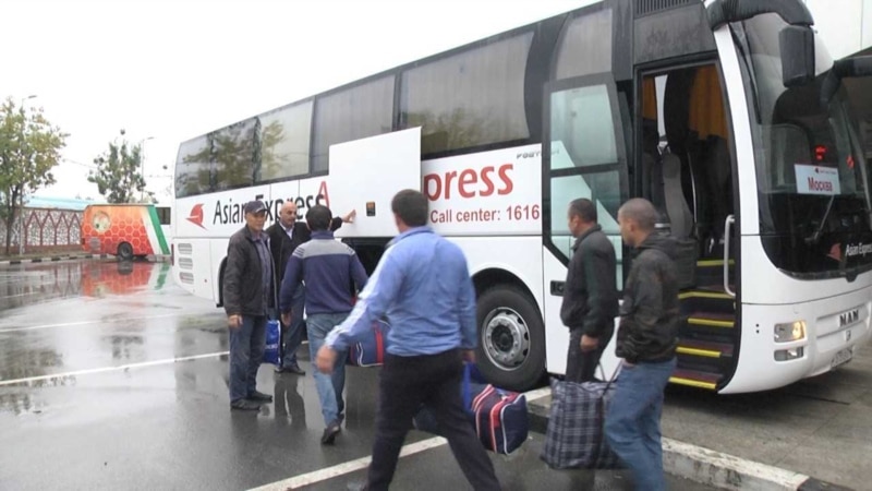 Первая группа таджикских мигрантов вернулась на родину на автобусах Asian Express. ВИДЕО