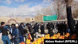 آرشیف- توزیع مواد غذایی به نیازمندان در ولایت بامیان