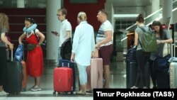 Российские туристы в тбилисском аэропорту, 23 июня 2019 г.
