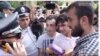 Ակտիվիստները ոստիկանության Կենտրոնականի բաժնի մոտ, Երևան, 17-ը հունիսի, 2015թ.