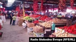 Овошје и зеленчук на пазар во Македонија. 