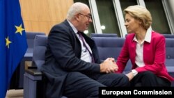 Ursula von der Leyen dhe Phil Hogan