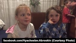 7-летняя Женя и 4-летняя Саша – девочки, оставшиеся сиротами после обстрела Авдеевки в субботу, 13 мая