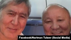 Селфи Алмазбека Атамбаева с бывшим мэром Бишкека Нариманом Тюлеевым, сделанное в самолете во время полета в Москву. 22 октября 2018 года. 