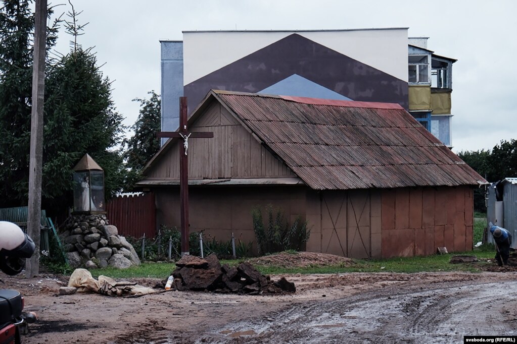Жанчына нясе ў дом вядро выкапанай бульбы. — Наш дом адным з апошніх рамантуюць. Шмат чаго ня робяць з таго, што рабілі астатнім дамам: уцяпленьне ня робяць, вокны не мяняюць, толькі падмажуць, пафарбуюць, — скардзіцца яна.