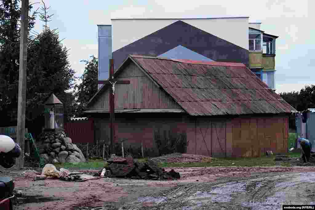 Жанчына нясе ў дом вядро выкапанай бульбы. — Наш дом адным з апошніх рамантуюць. Шмат чаго ня робяць з таго, што рабілі астатнім дамам: уцяпленьне ня робяць, вокны не мяняюць, толькі падмажуць, пафарбуюць, — скардзіцца яна.