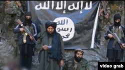 «Өзбекстан ислам қозғалысы» экстремистік ұйымы содырлары ИМ-ге адал болуға ант беріп тұр. Видеодан алынған скриншот. 