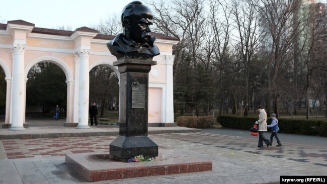Цветы у памятника Тараса Шевченко в Симферополе, 22 января 2015 года 