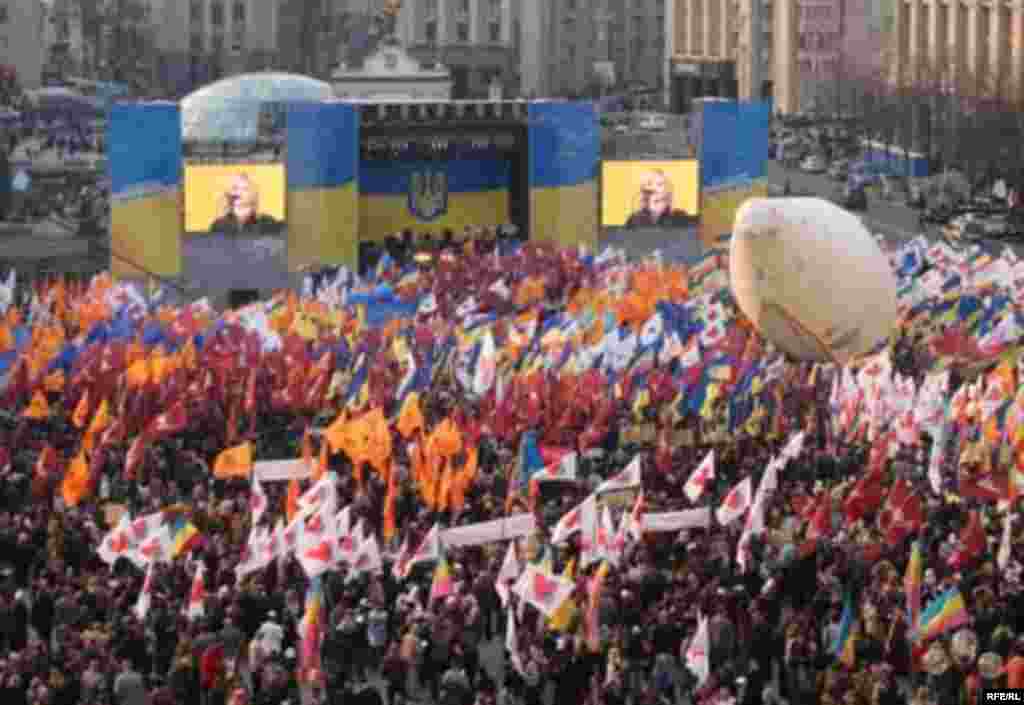 Presidential Support - The opposition rally kicked off shortly after the nearby ruling-coalition protest finished. (photo: RFE/RL)