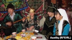 Живущие в России казахи на фестивале национальной культуры в Омске. Декабрь 2011 года.