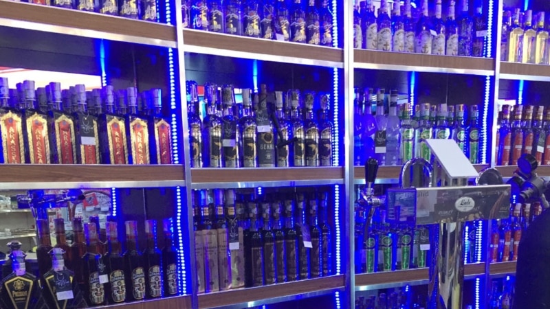 'Alkogol şeýle bir uly mukdarda satylýar'. Türkmenistan alkogola garşy çärelere girişdi