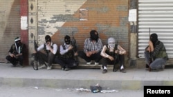 Узброеныя паўстанцы ў адным з раёнаў Дамаску, 11 чэрвеня 2012