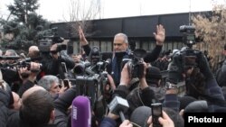 Прихильники Раффі Ованнісяна пікетують президентську адміністрацію в той час, як він зустрічався з Сержем Сарґсяном
