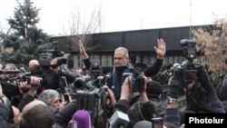 Armenia -- Supporters of Raffi Hovhannisyan rallied in front of the RA Presidential Residence while Raffi Hovhannisyan was having a meeting with Serzh Sargsyan, Yerevan, 21Feb2013