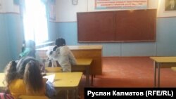 Сузактын Кара-Алма айылындагы эки мектебинде өткөн айдан тартып сабактар үзгүлтүккө учурады. 