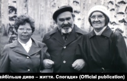 Раїса Руденко, Микола Руденко, Лідія Дороніна в селі Майма Горно-Алтайської області, де всі троє відбували заслання, 1987 рік