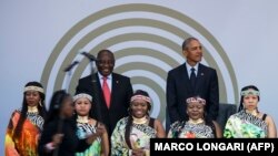 Barack Obama i južnoafrički predsjednik Cyril Ramaphosa na stadionu u Johanesburgu 17. jula 2018. 