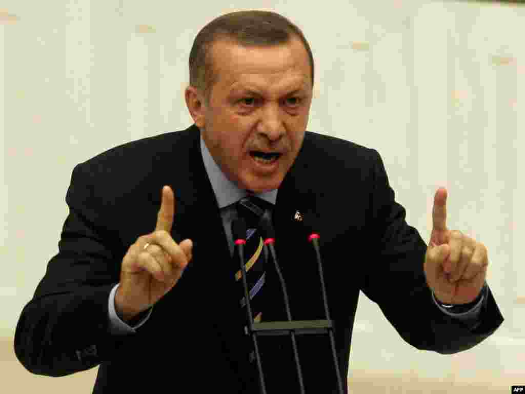 Turska - Ankara - Turski premijer, Recep Tayyip Erdogan obratio se članovima parlamenta, na raspravi oko prevladavanja sukoba sa Kurdima. Politički protivnici optužili su ga da je Kurdima dao previše ustupaka i da ugrožava tursko jedinstvo. 
