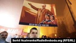 Зображення олігарха Ігоря Коломойського на плакаті під час акції «За ринок землі» під Офісом президента України. Її учасники вимагали «нормальної праволіберальної земельної реформи не під конкретних осіб, а для українців». Київ, 24 жовтня 2019 року