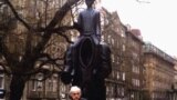 Norman Manea în fața monumentului lui Kafka, la Praga