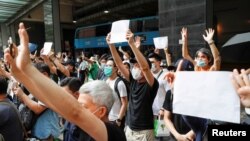 هنگ‌کنگ در ماه‌های گذشته صحنه اعتراض‌های گسترده ساکنان آن به سیاست‌های چین در قبال این منطقه نیمه خودمختار بوده است.