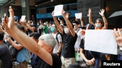 Пратэст у Ганконгу супраць новага закону аб нацыянальнай бясьпецы. Людзі трымаюць пустыя аркушы паперы, 3 ліпеня 2020 