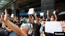 Hong Kong: ca să nu cadă sub incidența legii securității naționale, protestatarii țin foi albe de hîrtie, 3 iulie 2020. 