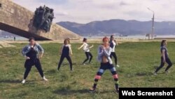 Кадр видеозаписи о танце девушек на фоне мемориала «Малая земля».