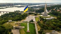 Прапор України на висоті 90 метрів, встановлений неподалік монументу Батьківщини-матері в Києві