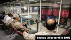 Traders in Tehran monitor the stock market at the stock exchange in the capital Tehran, August2018