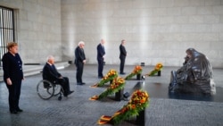 Высокоставленные официальные лица Германии на церемонии у мемориала жертвам войн и тирании Нойе Вахе​. 8 мая 2020 года.