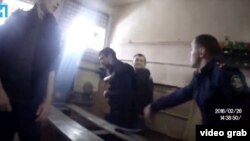 "Новая Газета" чанд видеои шиканҷаи зиндониёнро нашр кард.
