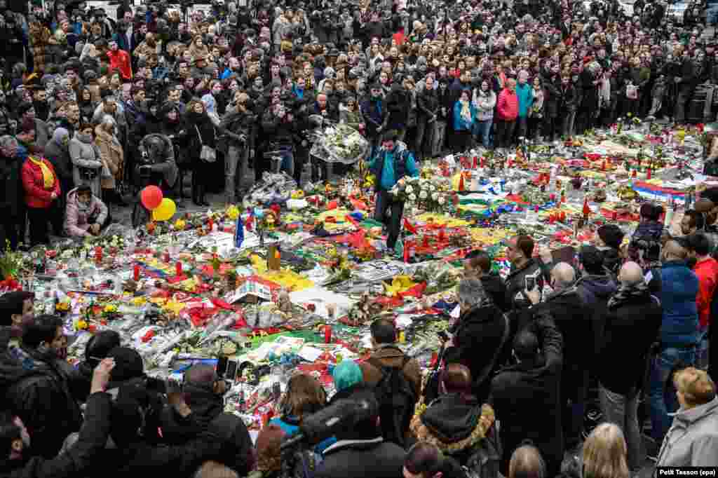 24 марта. Тысячи людей в Брюсселе, Бельгия, чтят память погибших в терактах, которые произошли двумя днями раньше. (epa/Christophe Petit Tesson)