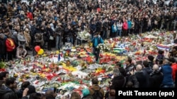 Тысячи людей собрались на площади Биржи в Брюсселе, чтобы отдать дань памяти жертв взрывов. 24 марта 2016 года.