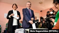 Президенттіктен үміткер азаматтардң бірі Давид Бакрадзе дауыс беру бюллетенін жәшікке салып жатыр. Тбилиси, 28 қазан 2018 жыл