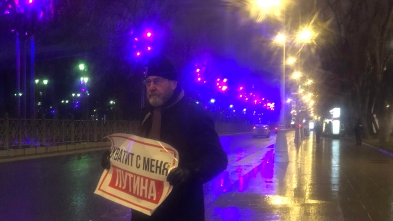 В Москве у здания ФСБ на Лубянке задерживают пикетчиков