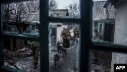 Пророссийские боевики на патруле на блок-посту у города Дебальцево Донецкой области. 28 января 2015 года.
