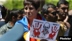 Armenia -- Critics of former President Robert Kocharian demonstrate outside a court building in Yerevan, May 15, 2019.