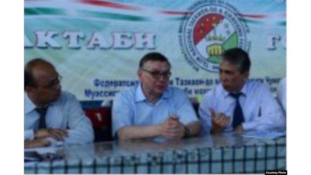 Мирсаид Яҳёев (аз рост аввал) ва Александр Зуев (дар байн)