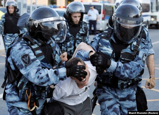Силовики задерживают участника митинга против недопуска независимых политиков в Мосгордуму 27 июля 2019 года