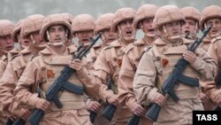 Российские солдаты на репетиции парада ко Дню Победы в сирийской провинции Латакия, военная база Хмеймим, 4 мая 2016 года