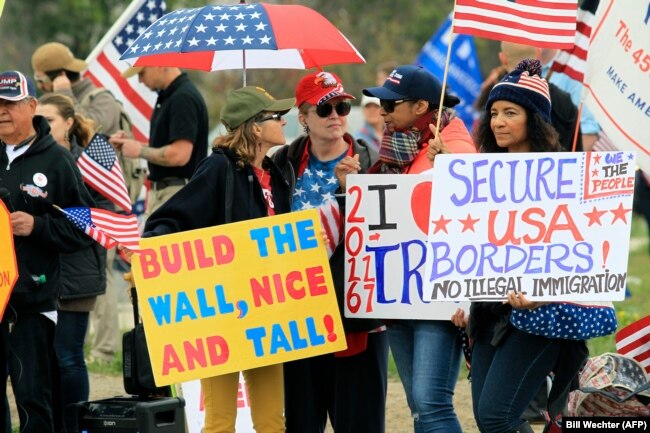 Митинг сторонников строительства стены на границе с Мексикой в Калифорнии