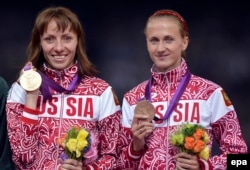 Лондон, Олимпиада-2012 – занявшие первое и третье места в финальном забеге на 800 метров россиянки Мария Савинова и Екатерина Поистогова. Теперь спортсменок может ожидать пожизненная дисквалификация