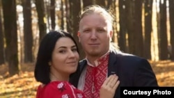 Кім Самусенка са сваёй жонкай да турмы