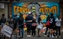 Qytetarët në SHBA vizitojnë një mural dedikuar George Floyd në Mineapolis, që gjendet në afërsi të vendit ku ai ndërroi jetë.