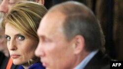 Redactorul-șef al agenției RIA Novosti, Svetlana Mironiuk, și Vladimir Putin, la reuniunea Clubului Valdai, noiembrie 2011