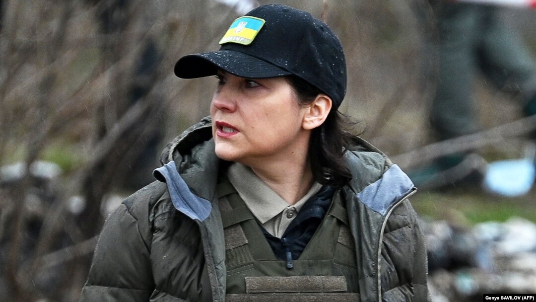 Главниот обвинител на Украина Ирина Венедиктова го посети местото на масовна гробница во градот Буча, северозападно од Киев, на 8 април.